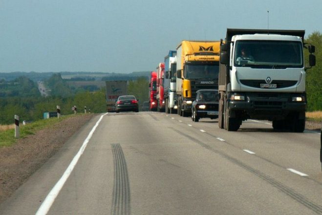 Большегрузам запретили ездить в жару