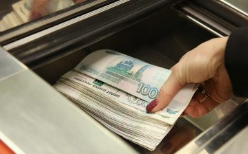 Центробанк сообщил об ограничении денежных переводов за рубеж