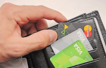 Какие банки принудительно изменят условия обслуживания карт клиентам?