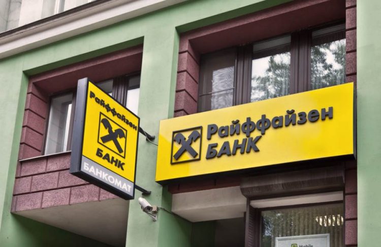 Райффайзенбанк «закроется» на четверть