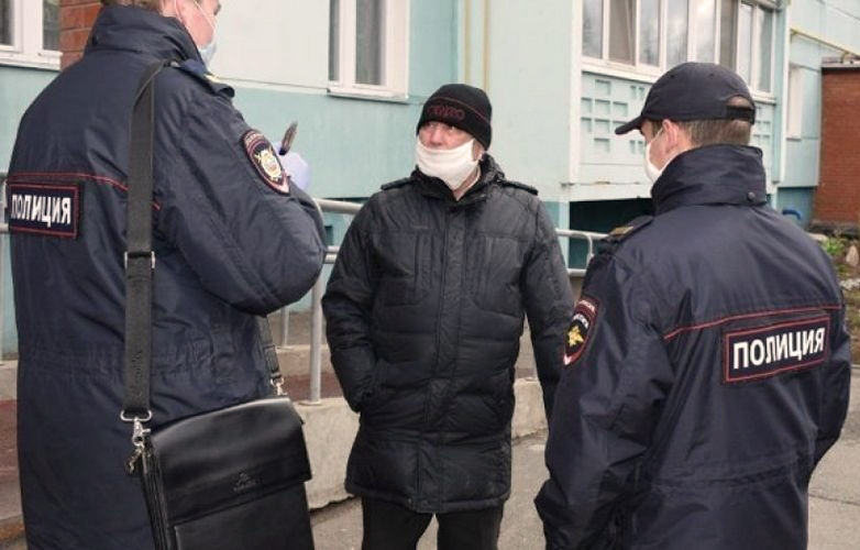 Режим полиция. Защита в суде по несоблюдению режима повышенной готовности. Полицейский Аксёнов в городе зима. У Устиновой полицейский.