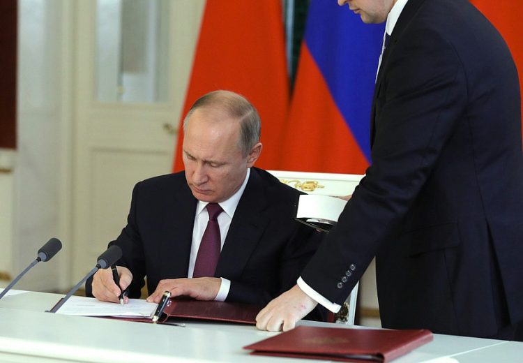 Путин подписал закон об освобождении от НДФЛ — кого?