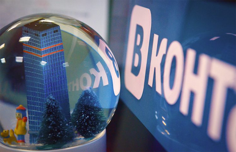 «ВКонтакте» можно оплачивать товары банковской картой