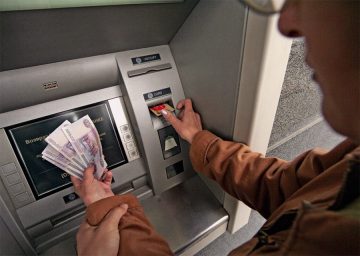 Банки позволят снимать деньги с чужих карт